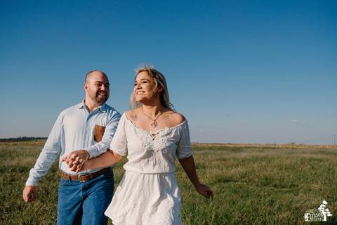 ensaio no campo com casal de noivos, ensaio pré-wedding, casal correndo no campo'