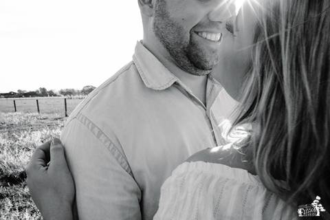 ensaio pré-wedding de casal sertanejo, no campo, foto na fazenda'