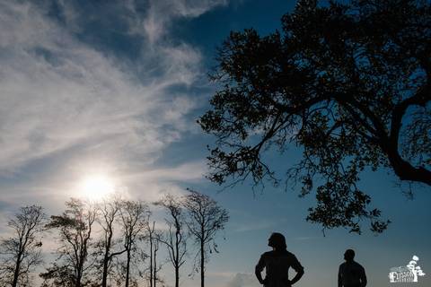 ensaio pré-wedding de casal sertanejo, no campo, foto na fazenda, casal em silhueta'