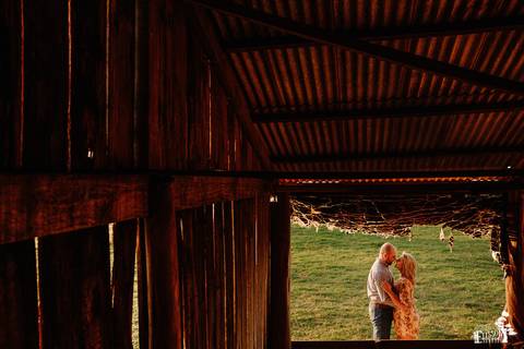 ensaio pré-wedding de casal sertanejo, no campo, foto na fazenda'