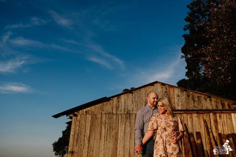 ensaio pré-wedding de casal sertanejo, no campo, foto na fazenda'