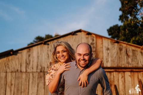 ensaio pré-wedding de casal sertanejo, no campo, foto na fazenda'