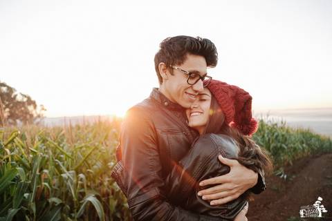 Casal de namorados em ensaio pré casamento, no campo em dia de frio, ensaio de manhã, no IAP, Instituto Adventista Paranaense'
