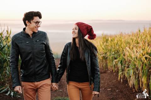 Casal de namorados em ensaio pré casamento, no campo em dia de frio, ensaio de manhã, no IAP, Instituto Adventista Paranaense'