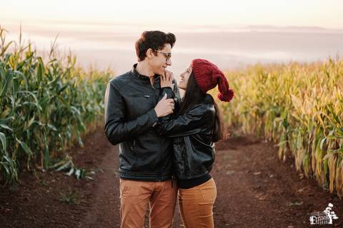 Casal de namorados em ensaio pré casamento, no campo em dia de frio, ensaio de manhã, no IAP, Instituto Adventista Paranaense'