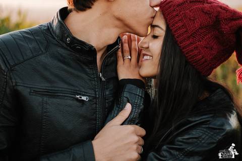 Casal de namorados em ensaio pré casamento, no campo em dia de frio, ensaio de manhã, no IAP, Instituto Adventista Paranaense'