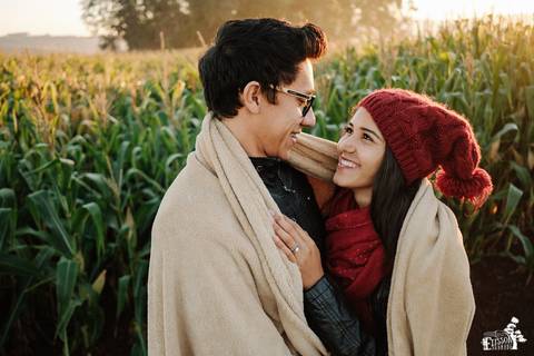 Casal de namorados em ensaio pré casamento, no campo em dia de frio, ensaio de manhã, no IAP, Instituto Adventista Paranaense'