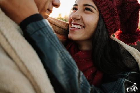 Casal de namorados em ensaio pré casamento, no campo em dia de frio, ensaio de manhã, no IAP, Instituto Adventista Paranaense'
