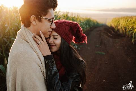 Casal de namorados em ensaio pré casamento, no campo em dia de frio, ensaio de manhã, no IAP, Instituto Adventista Paranaense'