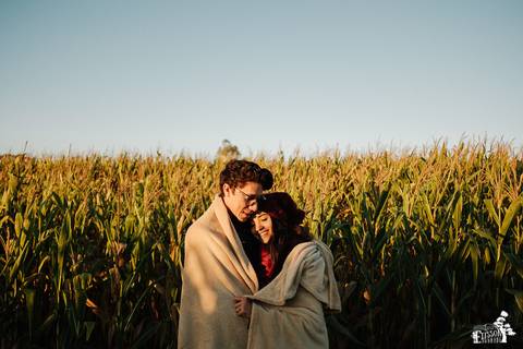 Casal de namorados em ensaio pré casamento, no campo em dia de frio, ensaio de manhã, no IAP, Instituto Adventista Paranaense'