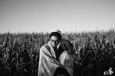 Casal de namorados em ensaio pré casamento, no campo em dia de frio, ensaio de manhã, no IAP, Instituto Adventista Paranaense'