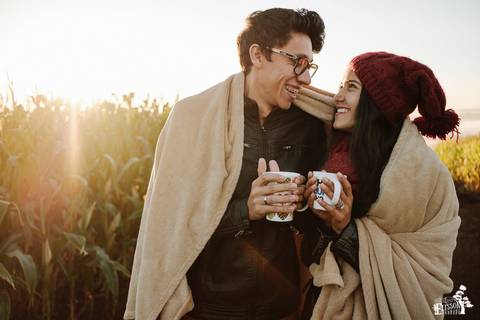 Casal de namorados em ensaio pré casamento, no campo em dia de frio, ensaio de manhã, no IAP, Instituto Adventista Paranaense'