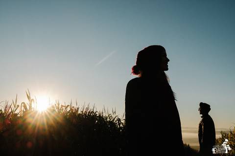 Casal de namorados em ensaio pré casamento, no campo em dia de frio, ensaio de manhã, no IAP, Instituto Adventista Paranaense'