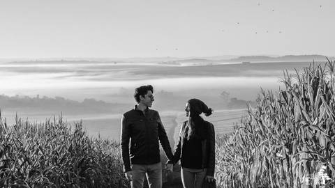 Casal de namorados em ensaio pré casamento, no campo em dia de frio, ensaio de manhã, no IAP, Instituto Adventista Paranaense'