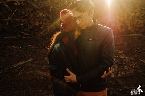 Casal de namorados em ensaio pré casamento, no campo em dia de frio, ensaio de manhã, no IAP, Instituto Adventista Paranaense'