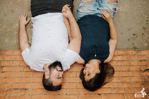 Ensaio fotográfico pré-wedding de casal com cachorros no Donna Ninpha, em Maringá/PR'