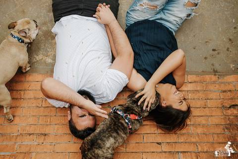 Ensaio fotográfico pré-wedding de casal com cachorros no Donna Ninpha, em Maringá/PR'