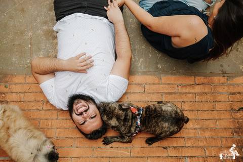 Ensaio fotográfico pré-wedding de casal com cachorros no Donna Ninpha, em Maringá/PR'