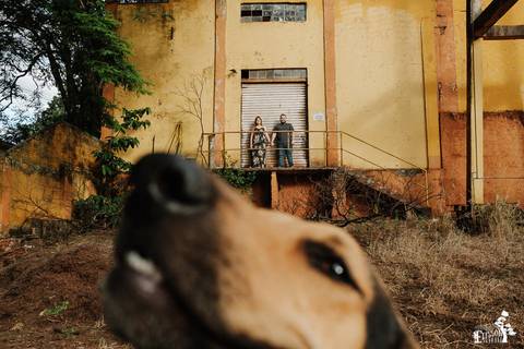 Ensaio fotográfico pré-wedding de casal em fábrica abandonada na cidade de Marialva/PR'