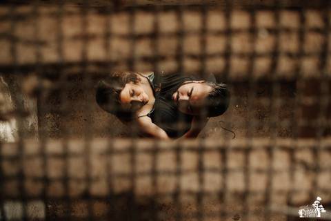 Ensaio fotográfico pré-wedding de casal em fábrica abandonada na cidade de Marialva/PR'