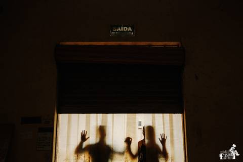 Ensaio fotográfico pré-wedding de casal em fábrica abandonada na cidade de Marialva/PR'