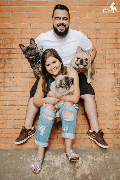 Ensaio fotográfico pré-wedding de casal com cachorros no Donna Ninpha, em Maringá/PR'