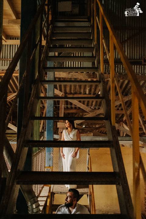 Ensaio fotográfico pré-wedding de casal em fábrica abandonada na cidade de Marialva/PR'