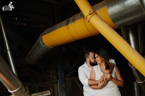 Ensaio fotográfico pré-wedding de casal em fábrica abandonada na cidade de Marialva/PR'