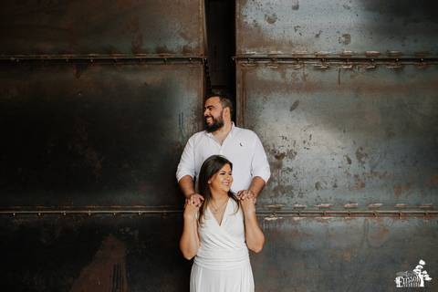 Ensaio fotográfico pré-wedding de casal em fábrica abandonada na cidade de Marialva/PR'