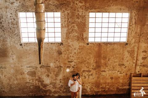 Ensaio fotográfico pré-wedding de casal em fábrica abandonada na cidade de Marialva/PR'