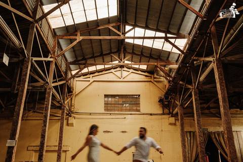 Ensaio fotográfico pré-wedding de casal em fábrica abandonada na cidade de Marialva/PR'