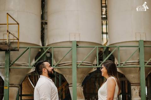 Ensaio fotográfico pré-wedding de casal em fábrica abandonada na cidade de Marialva/PR'