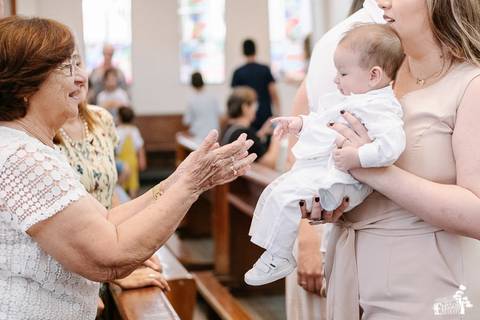 Foto de batizado na igreja são josé operário, em Maringá'