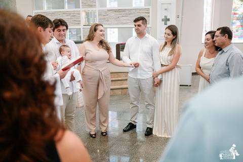 Foto de batizado na igreja são josé operário, em Maringá'