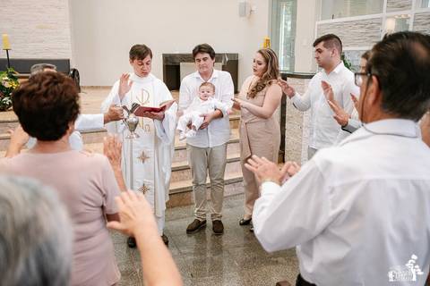 Foto de batizado na igreja são josé operário, em Maringá'
