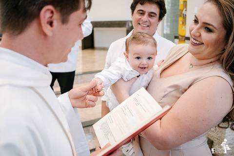 Foto de batizado na igreja são josé operário, em Maringá, criança sorrindo'