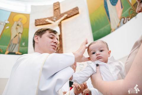 Foto de batizado na igreja são josé operário, em Maringá'