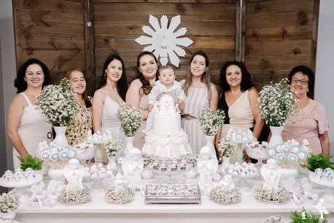 Foto de festa de batizado de bebê católico em Maringá'