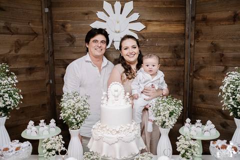 Foto de festa de batizado de bebê católico em Maringá, com os pais'