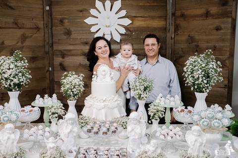 Foto de festa de batizado de bebê católico em Maringá, com os padrinhos'