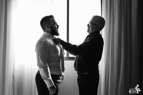 making of do noivo em maringa, em hotel, foto preto e branco'