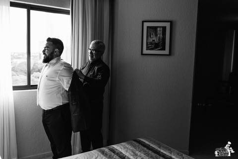 making of do noivo em maringa, em hotel, foto preto e branco'