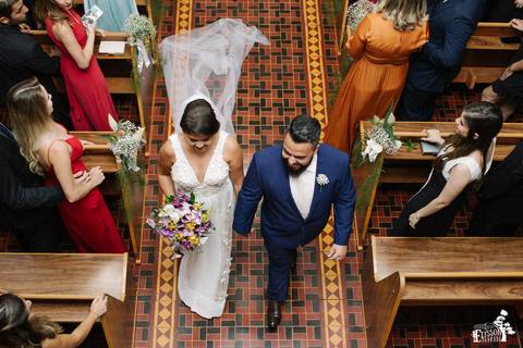 cerimonia de casamento em maringa, na capela nossa senhora aparecida, saída dos noivos, em ângulo superior, vista de cima'
