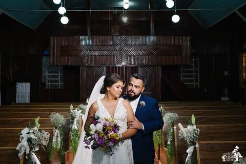cerimonia de casamento em maringa, na capela nossa senhora aparecida, fotos posadas dos noivos depois do casamento, dentro da igreja'