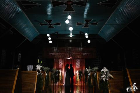 cerimonia de casamento em maringa, na capela nossa senhora aparecida, fotos posadas dos noivos depois do casamento, dentro da igreja, em silhueta'