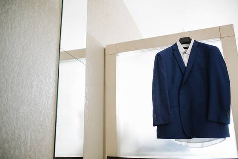 foto do making of do noivo, em hotel, em Maringá, foto do terno'