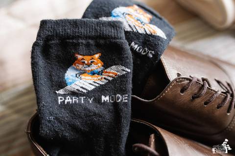 foto do making of do noivo, em hotel, em Maringá, com meias divertidas'