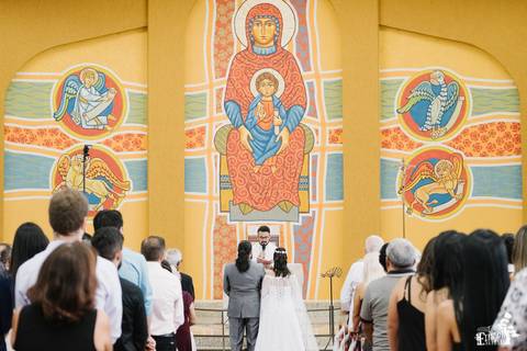 Noivos durante a cerimônia de casamento em Sarandi/PR, na igreja católica'
