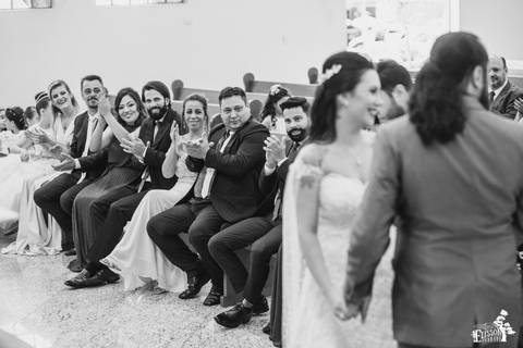 Parentes dos noivos aplaudindo os recem casados '