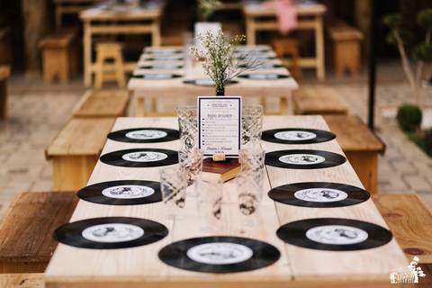 decoração de casamento com LPs de Vinil e frascos de coca cola em mesa de madeira rústica'